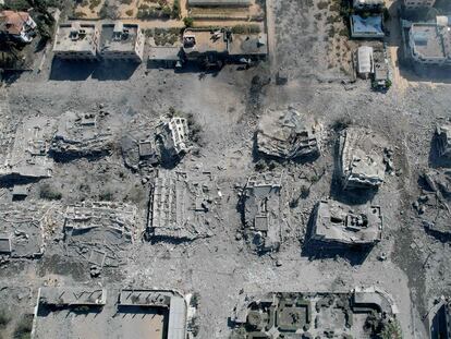 Vista aérea de edificios destrozados por bombardeos, en Al-Zahra.