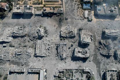 Vista aérea de edificios destrozados por bombardeos, en Al-Zahra.