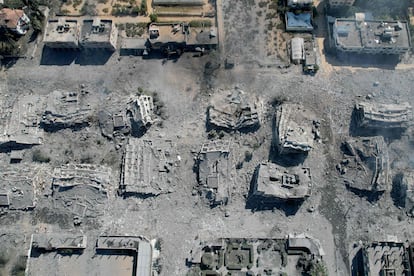 Vista aérea de edificios destrozados por bombardeos, en Al-Zahra.