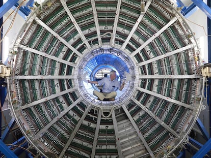 Un técnico analiza el interior de uno de los detectores del LHC en una imagen de archivo. CERN