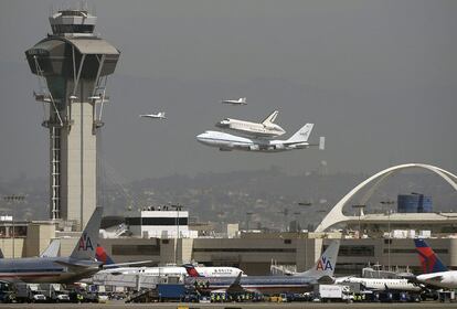 El 747 que lleva al transbordador espacial, a punto de aterrizar en el aeropuerto de Los Ángeles.