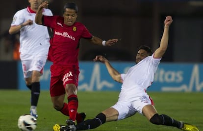 Giovani Dos Santos en un partido contra el Sevilla