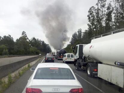 El incendio de un camión con cartones corta la AP-9 en Santiago