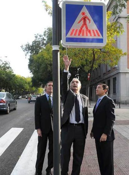 El delegado madrileño de Seguridad, Pedro Calvo, durante la presentación de las nuevas señales verticales en los pasos de peatones para aumentar su seguridad.