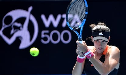 Muguruza devuelve la bola durante el partido contra Vondrousova en Melbourne.