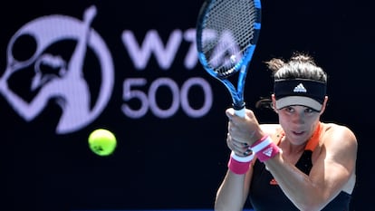 Muguruza devuelve la bola durante el partido contra Vondrousova en Melbourne.