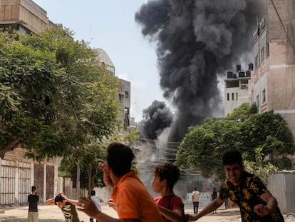 Ciudadanos en Gaza corren a buscar refugio tras un bombardeo el pasado 6 de agosto.