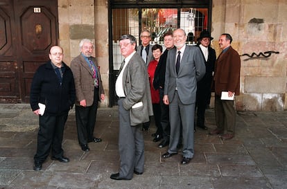 Reunión de los "novísimos" escritores con José María Castellet, en Barcelona para conmemorar el 30 aniversario y la reedición de la famosa antología 'Nueve novísimos poetas españoles', que Castellet publicó en 1970 por primera vez. De izquierda a derecha: Manuel Vázquez Montalbán, José María Álvarez, Antonio Martínez Sarrión, Guillermo Carnero, Ana María Moix, Félix de Azúa, José María Castellet, Pere Gimferrer y Vicente Molina Foix.