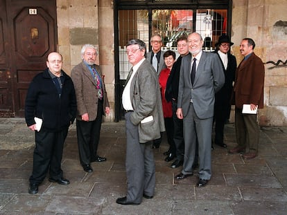 Reunión de los "novísimos" escritores con José María Castellet, en Barcelona para conmemorar el 30 aniversario y la reedición de la famosa antología 'Nueve novísimos poetas españoles', que Castellet publicó en 1970 por primera vez. De izquierda a derecha: Manuel Vázquez Montalbán, José María Álvarez, Antonio Martínez Sarrión, Guillermo Carnero, Ana María Moix, Félix de Azúa, José María Castellet, Pere Gimferrer y Vicente Molina Foix.