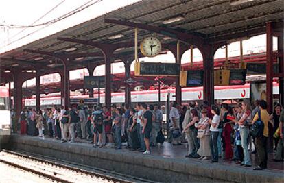 Viajeros esperando el tren de cercanías en la estación de Alcalá de Henares por la huelga de maquinistas.