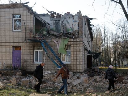 Varios vecinos pasaban este sábado junto a una guardería de Kiev alcanzada por un dron lanzado por el ejército ruso.