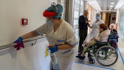 Una trabajadora de una residencia en Cantabria desinfecta las zonas comunes, el pasado junio.