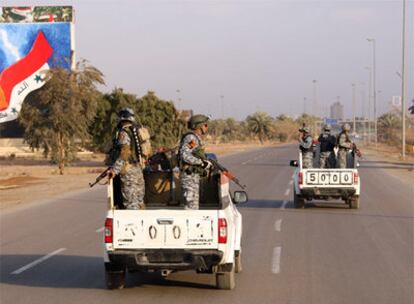 Soldados iraquíes patrullan las calles de Bagdad que mantiene el toque de queda tras los combates entre el Ejército y los milicianos de Al Sáder.