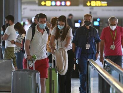 Varios turistas caminan por la terminal 4 del aeropuerto Adolfo Suárez Madrid Barajas, en una fotografía de archivo. 