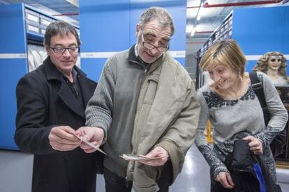 De izquierda a derecha, &Agrave;lex Oll&eacute; y  Pere Tati&ntilde;&aacute;, de la Fura dels Baus, muestran algunos objetos del archivo cedido.