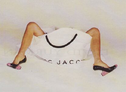 La imagen de las piernas de Victoria Beckham metidas en una bolsa de Marc Jacobs, del fotógrafo Juergen Teller.