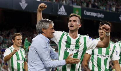 Seti&eacute;n felicita a Fabi&aacute;n despu&eacute;s del gol del canterano del Betis. 