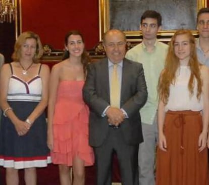 The mayor of Granada at a ceremony with high school students.