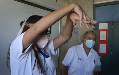 Dos sanitarias explicando como se hace la prueba a los alumnos de un instituto de Matadepera.