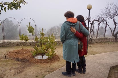 Alejandro y Berta Marsé, hijos del escritor y de Joaquina Hoyas, ante el lugar donde se han enterrado las cenizas del autor.