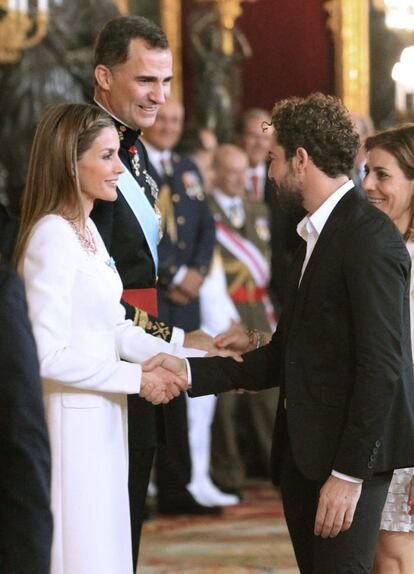 El cantante David Bisbal estrecha la mano de la reina Letizia.