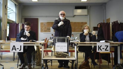 Una mesa electoral el pasado domingo en París.