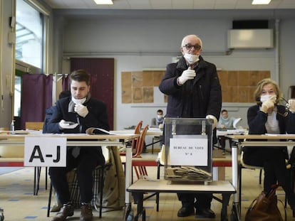 Una mesa electoral el pasado domingo en París.