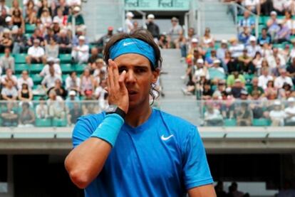 Rafael Nadal se toca la cara en el partido ante Ljubicic.