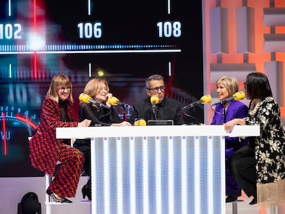 Gemma Niegra, Pepa Fernandez, Andreu Buenafuente, Julia Otero y Angels Barcelo durante la gala de aniversario de los 100 años de Cadena Ser Radio, celebrada este miércoles en el MNAC, en Barcelona.