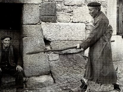Un vecino de Piornedo explica la técnica de la caza de jabalí con chuzo, calzado con las galochas con marañois (raquetas de nieve), en 1968.