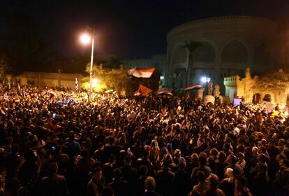 Manifestantes, cada vez más cerca de la puerta del palacio presidencial en El Cairo.