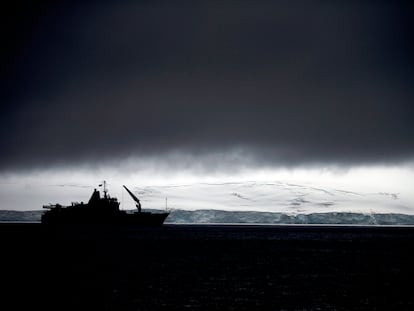 El buque chileno Aquiles en las aguas de la Antártica, en 2015.