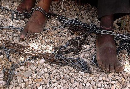 Tras su captura, los eritreos son encadenados en filas de 10 a 20 personas.