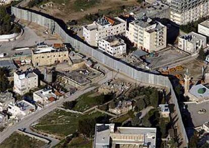 Vista aérea del muro de cemento de ocho metros de altura que separa de Cisjordania las afueras de Jerusalén.