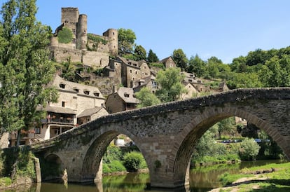 Un puente en Belcastel, un pueblo de postal a orillas del río Aveyron. Su imponente castillo fue restaurado en los años setenta por el arquitecto Fernand Pouillon y convertido en galería de arte.