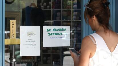 Una mujer apunta un posible empleo.