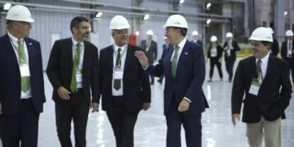 Ignacio Sánchez Galán, con empleados de Neoenergía en la inauguración de la central de Baixo Iguaçú