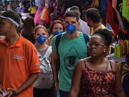 Pessoas usando máscaras no centro de São Paulo.