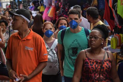 Pessoas usando máscaras no centro de São Paulo.