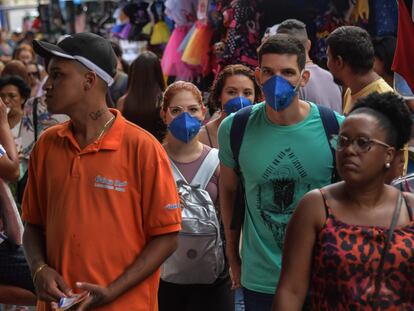 Pessoas usando máscaras no centro de São Paulo.