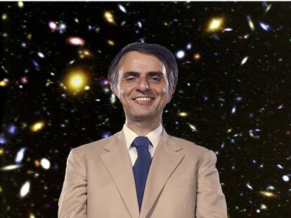 Carl Sagan posa en 1984 en Tallahassee, Florida, superpuesto, como no podría ser de otra manera, por una imagen del universo obtenida por la NASA.