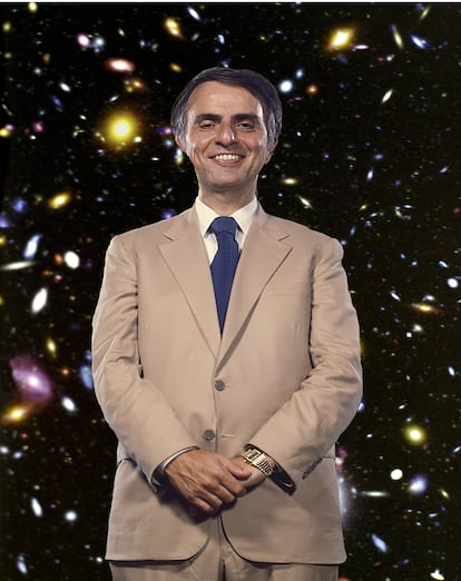 Carl Sagan posa en 1984 en Tallahassee, Florida, superpuesto, como no podría ser de otra manera, por una imagen del universo obtenida por la NASA.