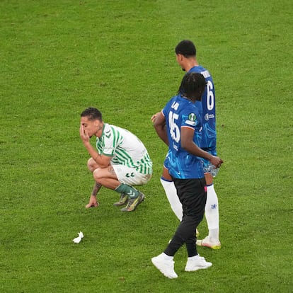 Betis' Antony reacts after loosing the Europa Conference League final soccer match between Real Betis and Chelsea in Wroclaw, Poland, Wednesday, May 28, 2025. (AP Photo/Darko Vojinovic)