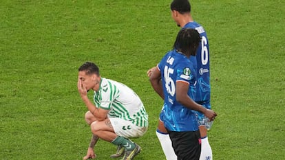 Betis' Antony reacts after loosing the Europa Conference League final soccer match between Real Betis and Chelsea in Wroclaw, Poland, Wednesday, May 28, 2025. (AP Photo/Darko Vojinovic)