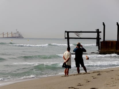 Gibraltar asiste a un buque granelero tras colisionar con otro barco en una maniobra a la salida del puerto de Gibraltar. El buque permanece varado a 200 metros de la costa del Peñón y es visible desde la playa de Levante de La Línea.