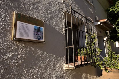 Una placa recuerda donde vivió el pintor, Secundino Rivera, en Olmeda de las Fuentes.