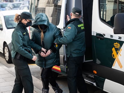 Ana Sandamil, acusada de asesinar a su hija de siete años, Desirée Leal, llega a la Audiencia de Lugo el lunes, el primer día de juicio.