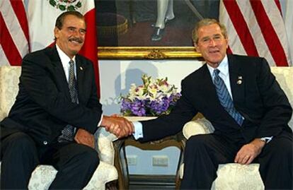 Los presidentes de EE UU, George W. Bush, y de México, Vicente Fox, durante un encuentro ayer en Bangkok.