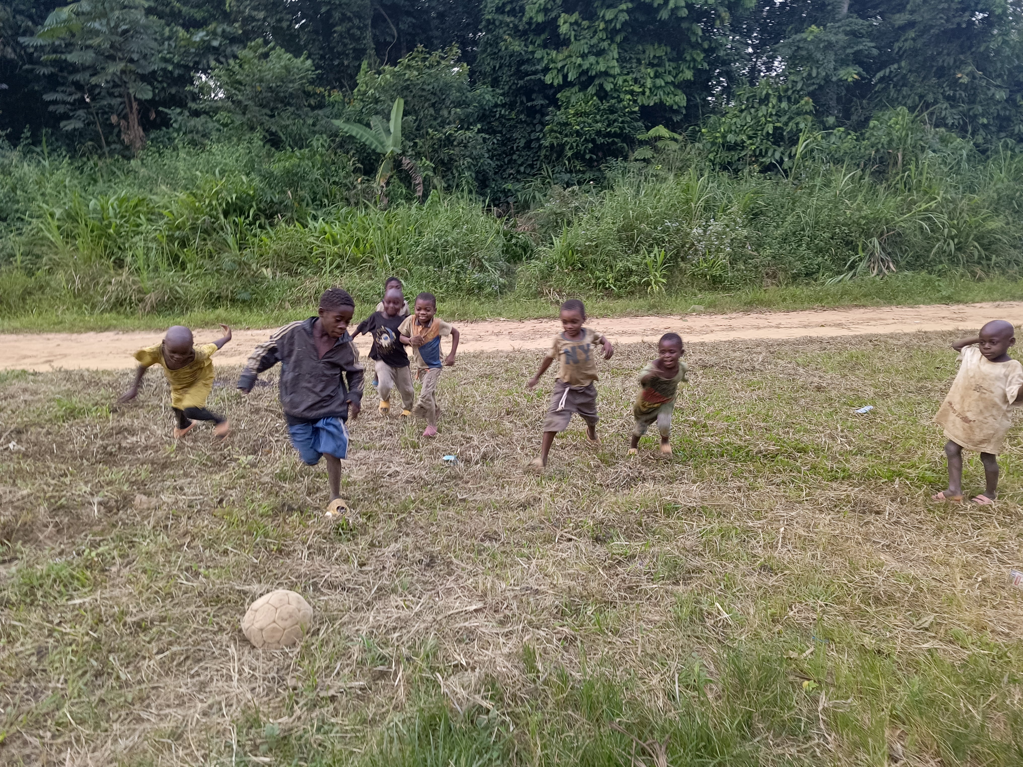 Varios niños pigmeos de la aldea de Mimbil juegan al fútbol el 16 de enero de 2026.