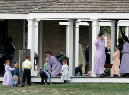 Mujeres y niños de la Iglesia Fundamentalista de Jesucristo de los Santos de los Últimos Días, en su refugio temporal de San Angelo (Tejas).